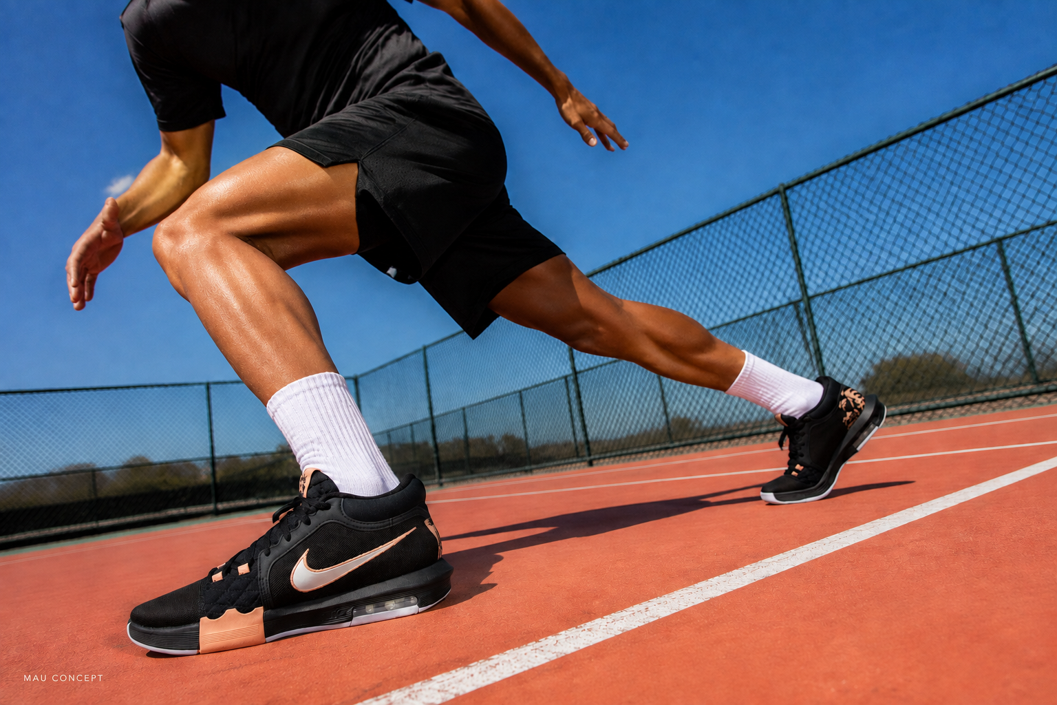 Кроссовок Nike в спортивной рекламной сцене на коралловой площадке